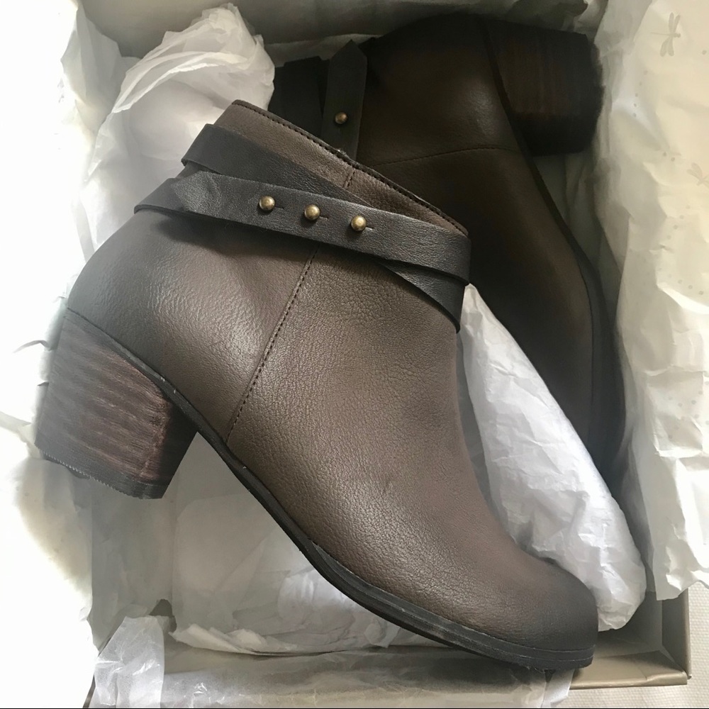 NIB Tucker + Tate Track booties size 2